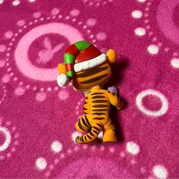 Disney Christmas Tigger Flocked Funko Pop No Box - Picture 5 of 5